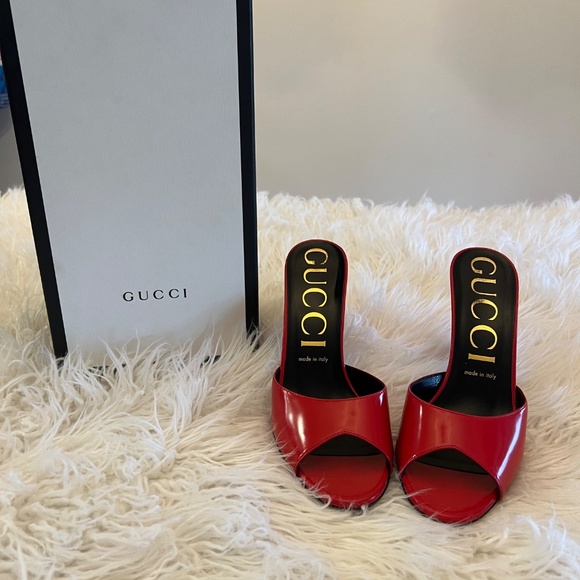Gucci Patent Scarlet Open Toe Mules in red - Picture 2 of 2